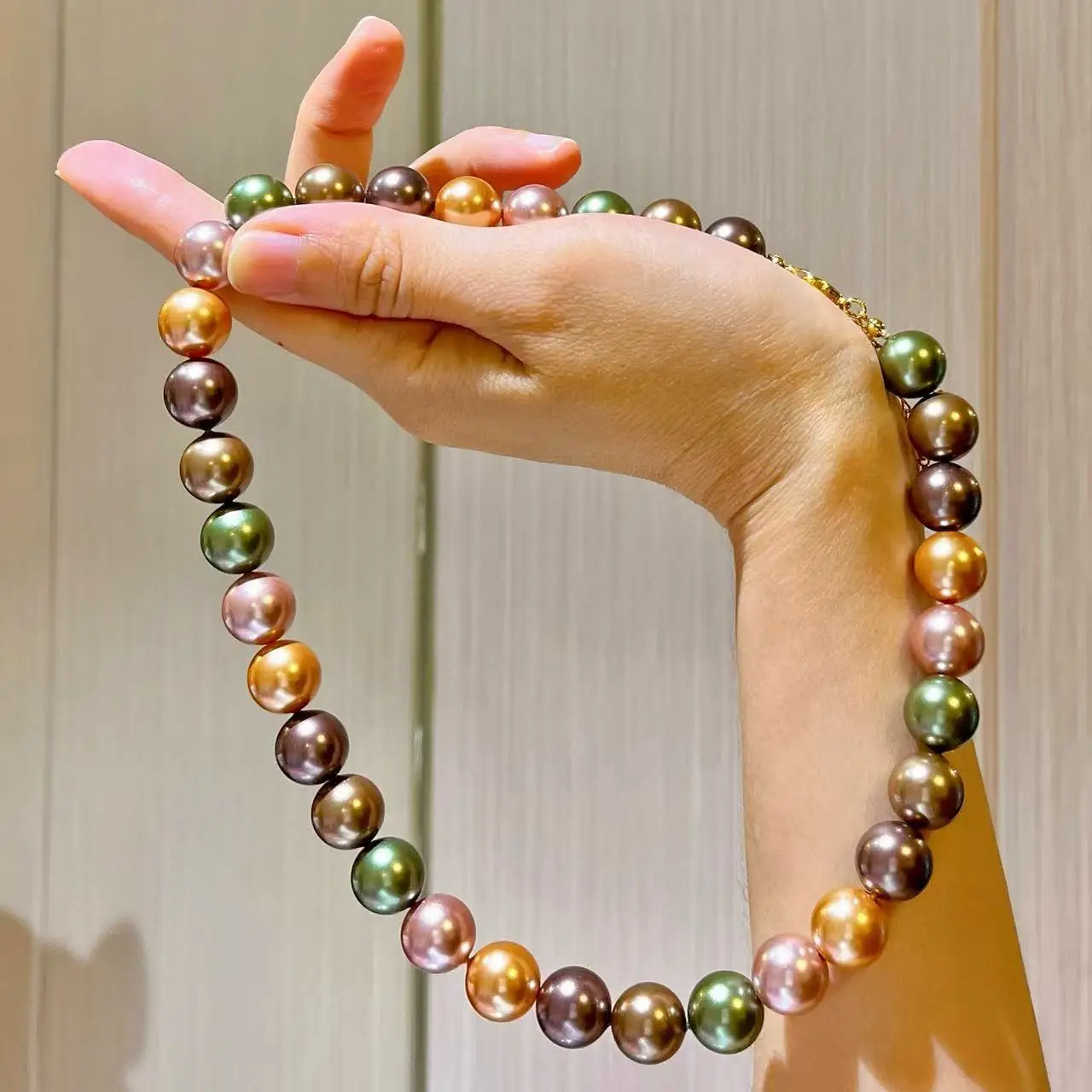 12Mm Color Large Granular Tahitian Shijia Shell Pearl Necklace
12Mm Color Large Granular Tahitian Shijia Shell Pearl Necklace
