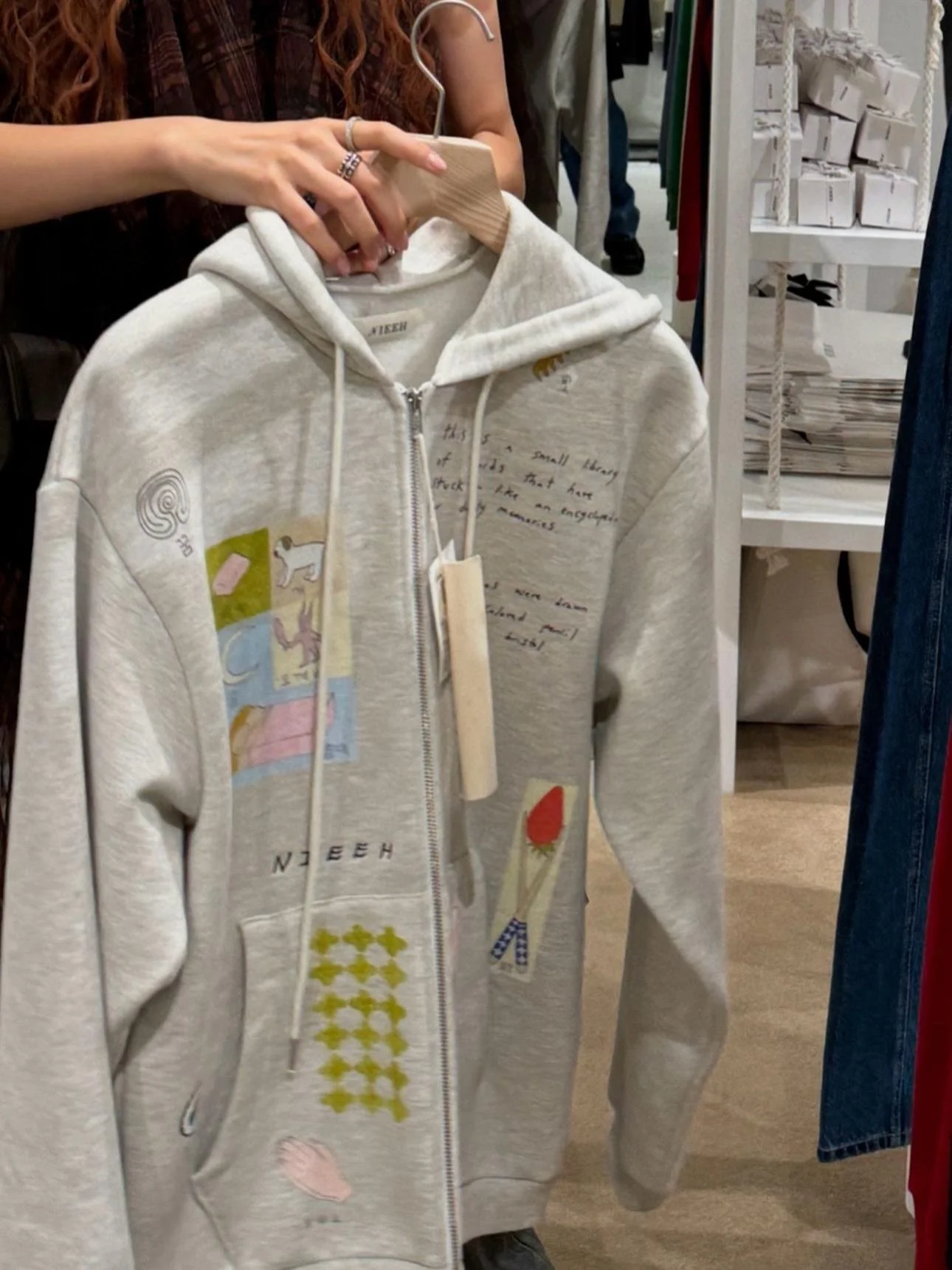 Женская весенняя хлопковая толстовка Smoid Cartoon fiti College Sweet Fun Casual Loose с капюшоном на молнии и длинными рукавами
Женская весенняя хлопковая толстовка Smoid Cartoon fiti College Sweet Fun Casual Loose с капюшоном на молнии и длинными рукавами