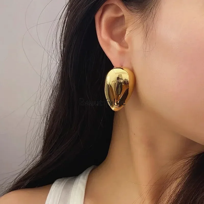 European and American metal smooth surface exaggerated large earrings women's light luxury, high-end sense of unique temperament
European and American metal smooth surface exaggerated large earrings women's light luxury, high-end sense of unique temperament