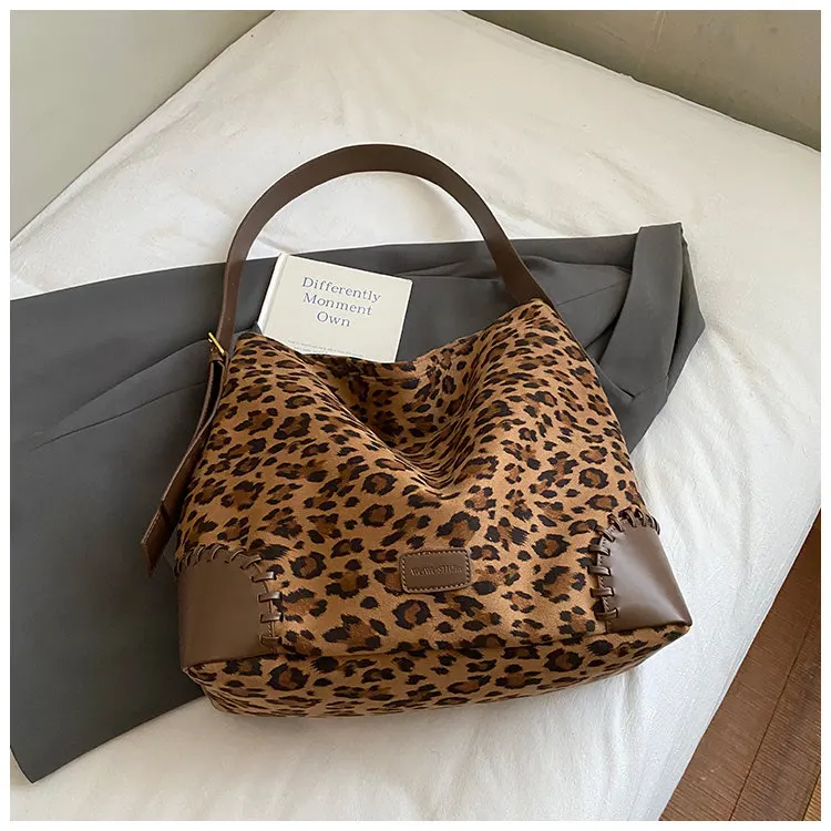 American Retro Suede Like Frosted Suede Large Capacity Bucket Shaped Sexy Leopard Print Single Shoulder Crossbody Bag For Women
American Retro Suede Like Frosted Suede Large Capacity Bucket Shaped Sexy Leopard Print Single Shoulder Crossbody Bag For Women