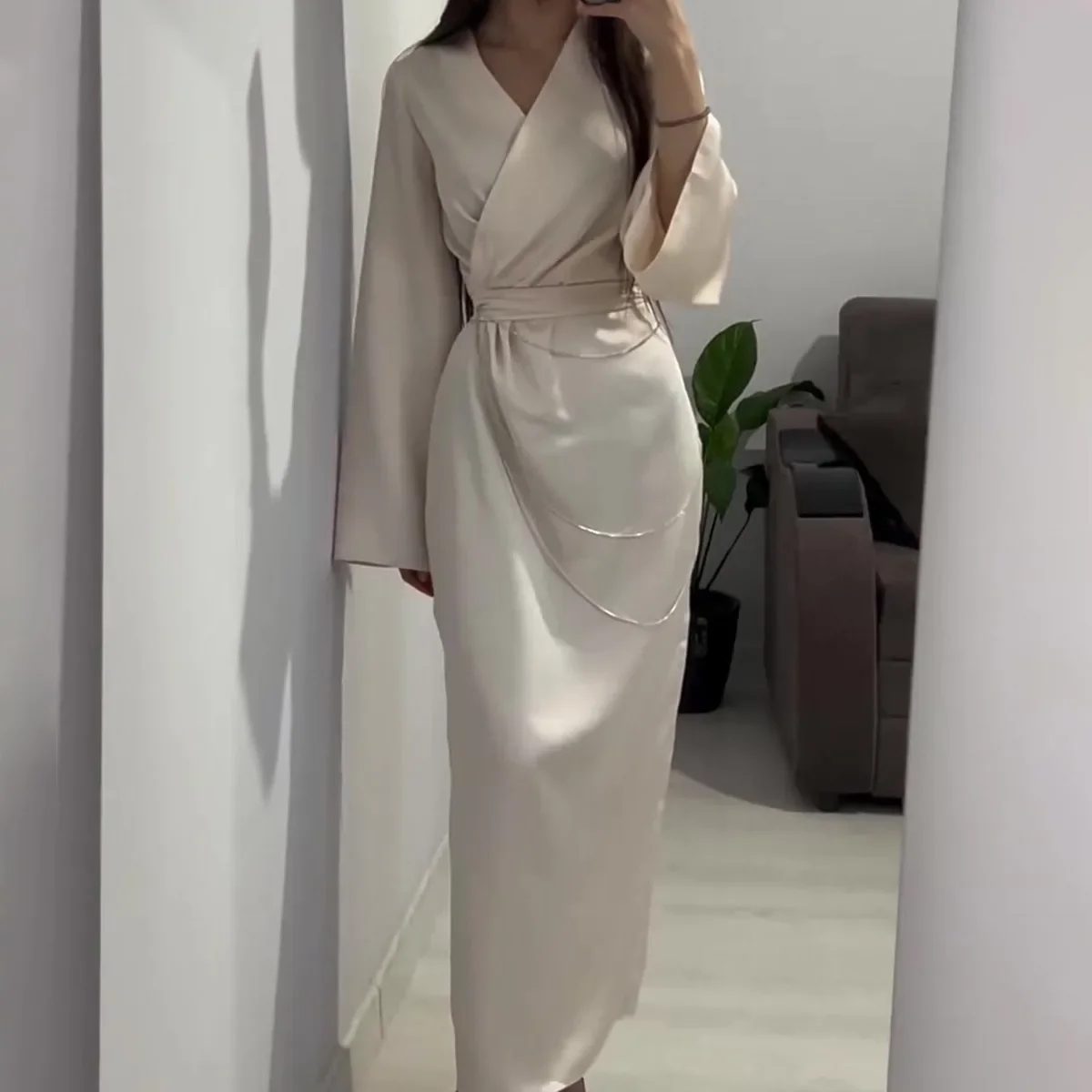 Muslim Abaya Fashion V-neck Long Sleeve Robes Spring V-neck Lace-up Women Dress Solid Temperament Evening Dress Vestido Kaftan
Muslim Abaya Fashion V-neck Long Sleeve Robes Spring V-neck Lace-up Women Dress Solid Temperament Evening Dress Vestido Kaftan