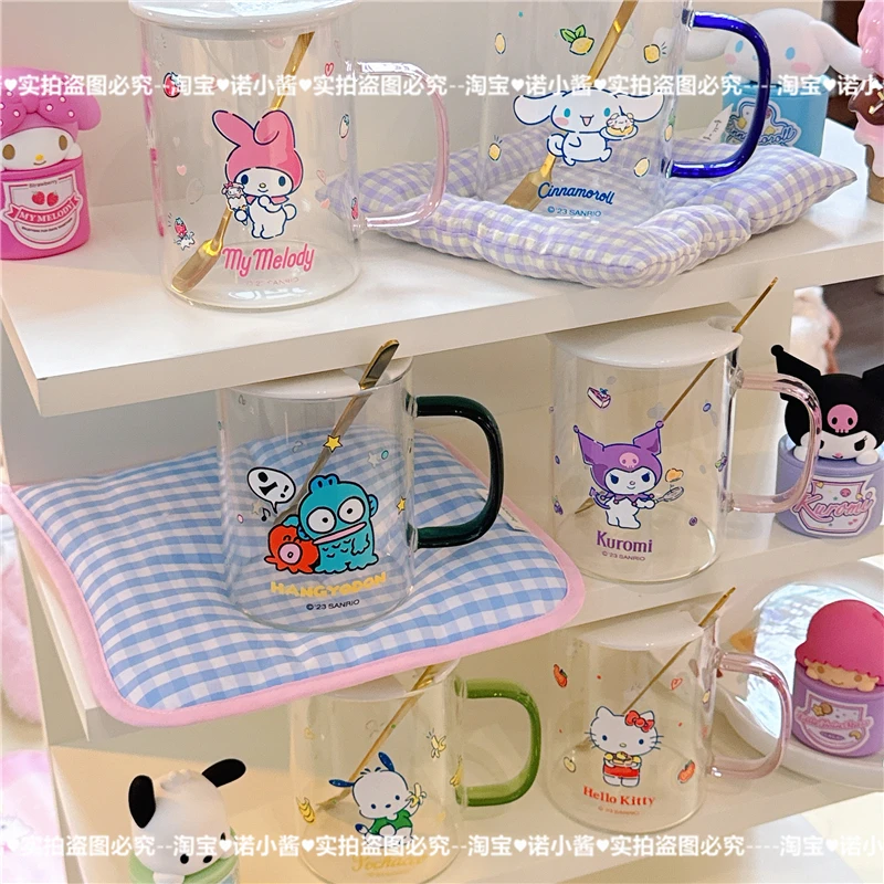 Kawaii Kuromi My Melody Hello Kitty 360 мл мультяшный молочный бокал для завтрака с крышкой аниме Sanrio Милая кофейная чашка с сердечками для девушек
Kawaii Kuromi My Melody Hello Kitty 360 мл мультяшный молочный бокал для завтрака с крышкой аниме Sanrio Милая кофейная чашка с сердечками для девушек