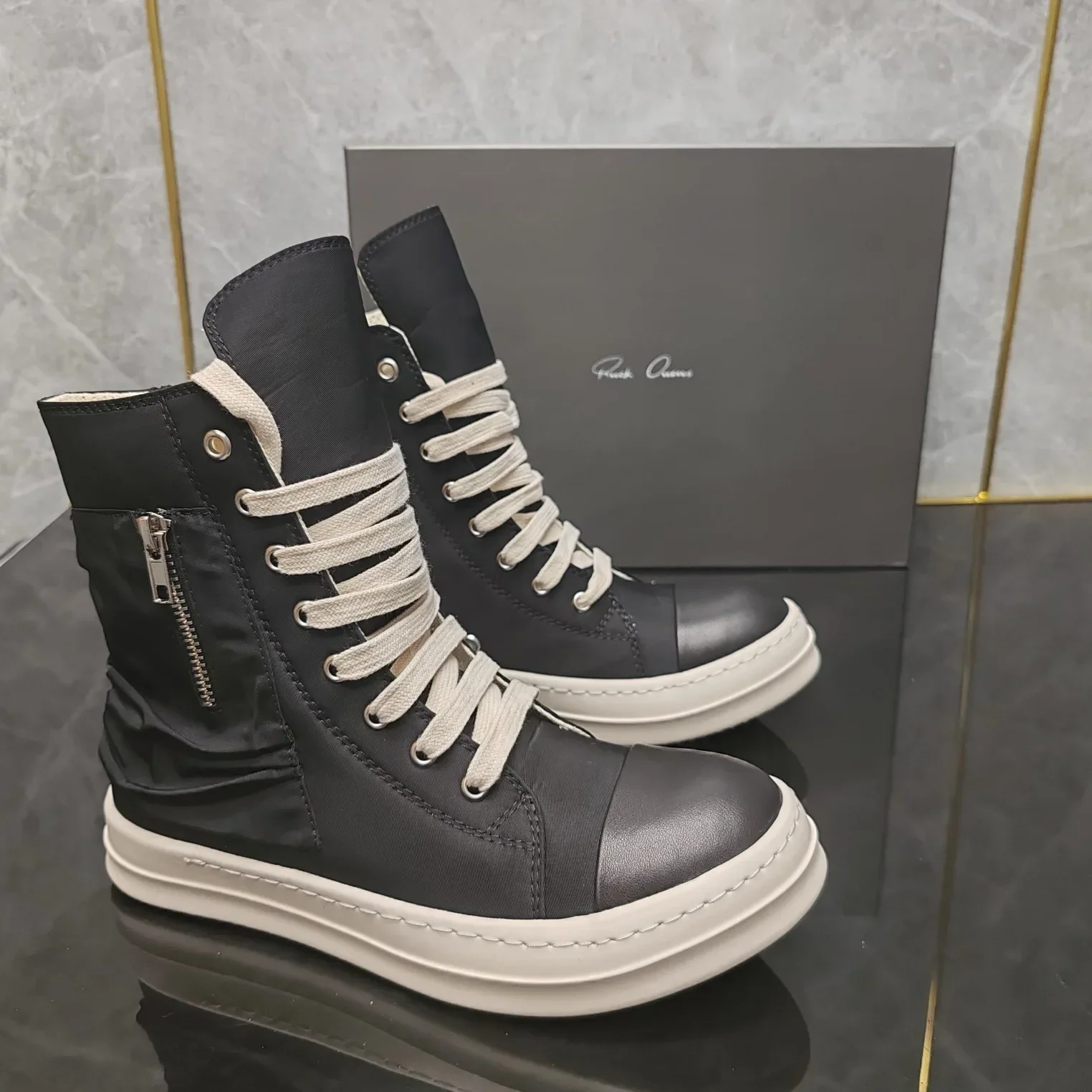 Новинка Ro Shoes 2005 года. Новые тканевые высокие карманные сапоги из воловьей кожи, повседневная обувь с черным лицом и белой подошвой, туфли для пар Joker.
Новинка Ro Shoes 2005 года. Новые тканевые высокие карманные сапоги из воловьей кожи, повседневная обувь с черным лицом и белой подошвой, туфли для пар Joker.