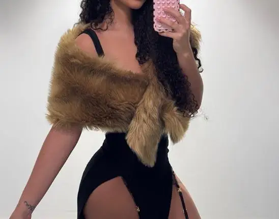 Fashion Women's Shawl 2026 Spring New Luxury and Gorgeous Style Solid Color Faux Fur Shawl Suitable for Banquets and Parties
Fashion Women's Shawl 2026 Spring New Luxury and Gorgeous Style Solid Color Faux Fur Shawl Suitable for Banquets and Parties