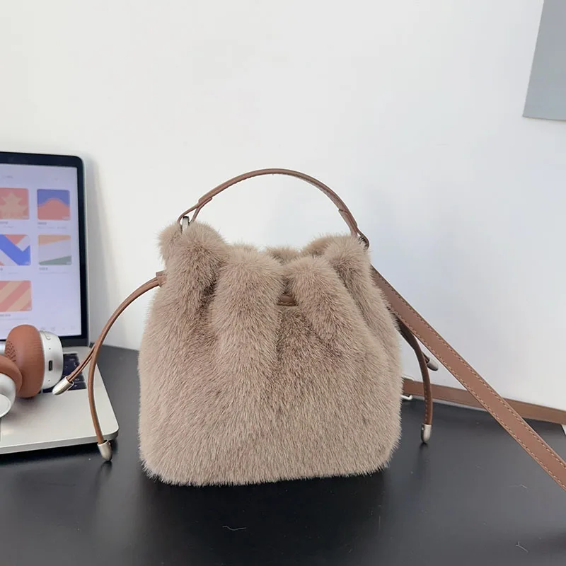 Модная плюшевая сумка-тоут, большая вместительная сумка-ведро, сумка на плечо для женщин, роскошные сумки, мягкая зимняя сумка через плечо
Модная плюшевая сумка-тоут, большая вместительная сумка-ведро, сумка на плечо для женщин, роскошные сумки, мягкая зимняя сумка через плечо