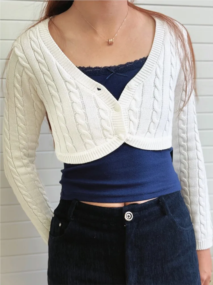 Белый укороченный кардиган крупной вязки для женщин: сексуальный, шикарный, с V-образным вырезом, облегающий, с длинными рукавами, винтажный, в стиле преппи, вязаная одежда Y2K
Белый укороченный кардиган крупной вязки для женщин: сексуальный, шикарный, с V-образным вырезом, облегающий, с длинными рукавами, винтажный, в стиле преппи, вязаная одежда Y2K