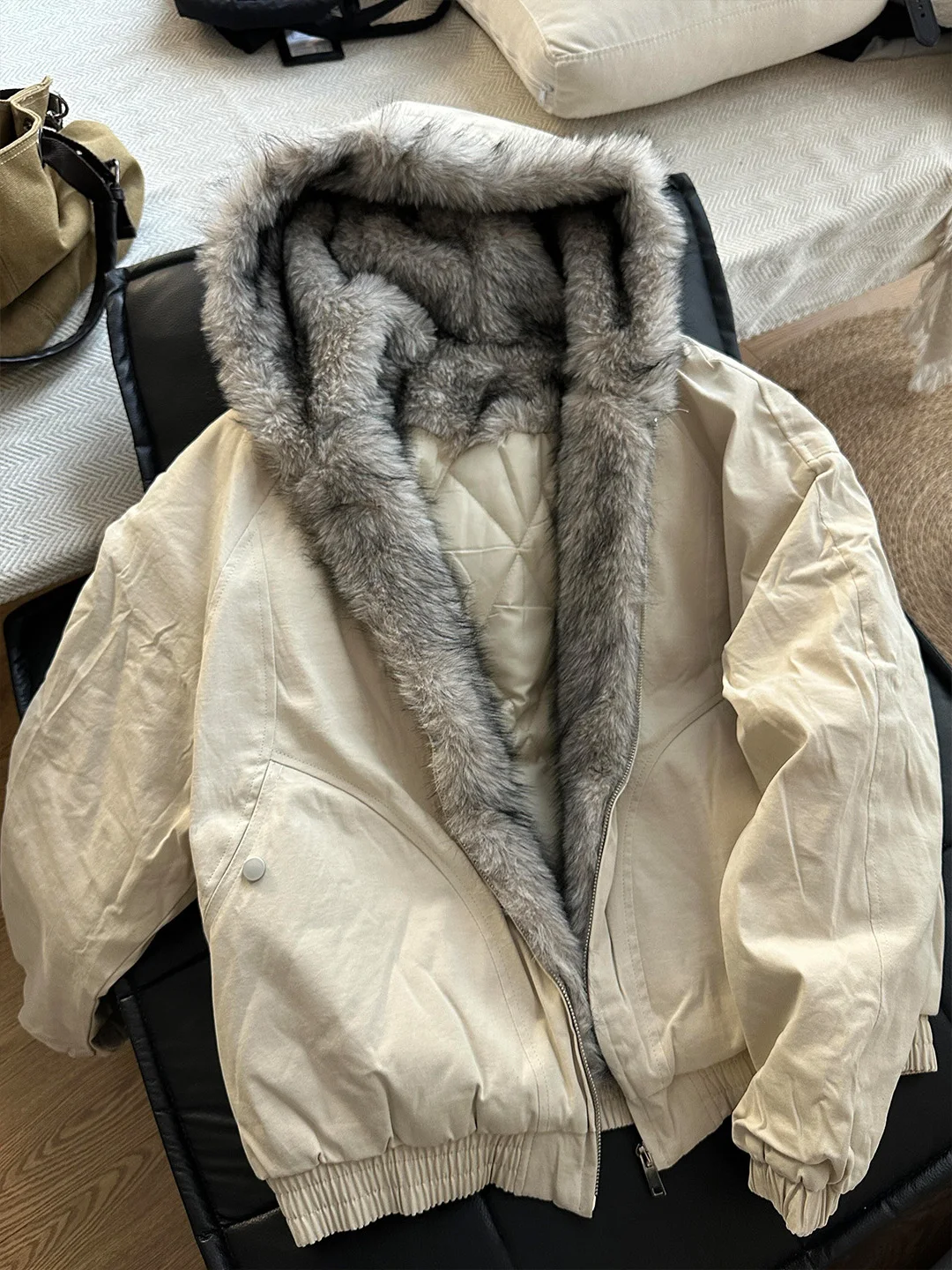 Bla Thiened Winter Jaet Men's Cotton Coat Hooded US Street Sle Fur Collar Warmth Mountain Eagle Zipper Closure Long S...
Bla Thiened Winter Jaet Men's Cotton Coat Hooded US Street Sle Fur Collar Warmth Mountain Eagle Zipper Closure Long S...