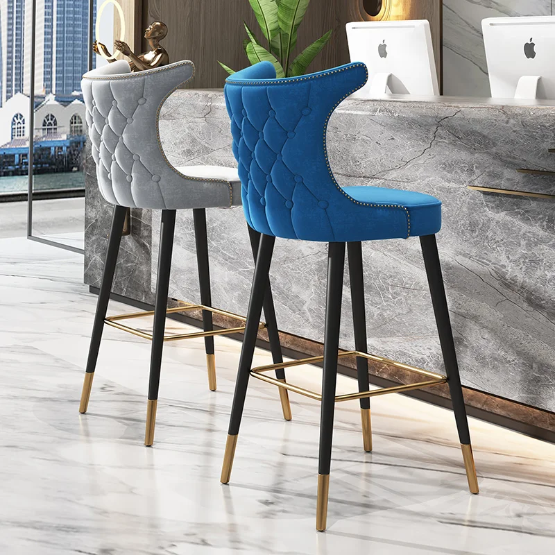 Retro American style bar stool with a high back for home use; designer solid wood bar high stool with a vintage feel
Retro American style bar stool with a high back for home use; designer solid wood bar high stool with a vintage feel
