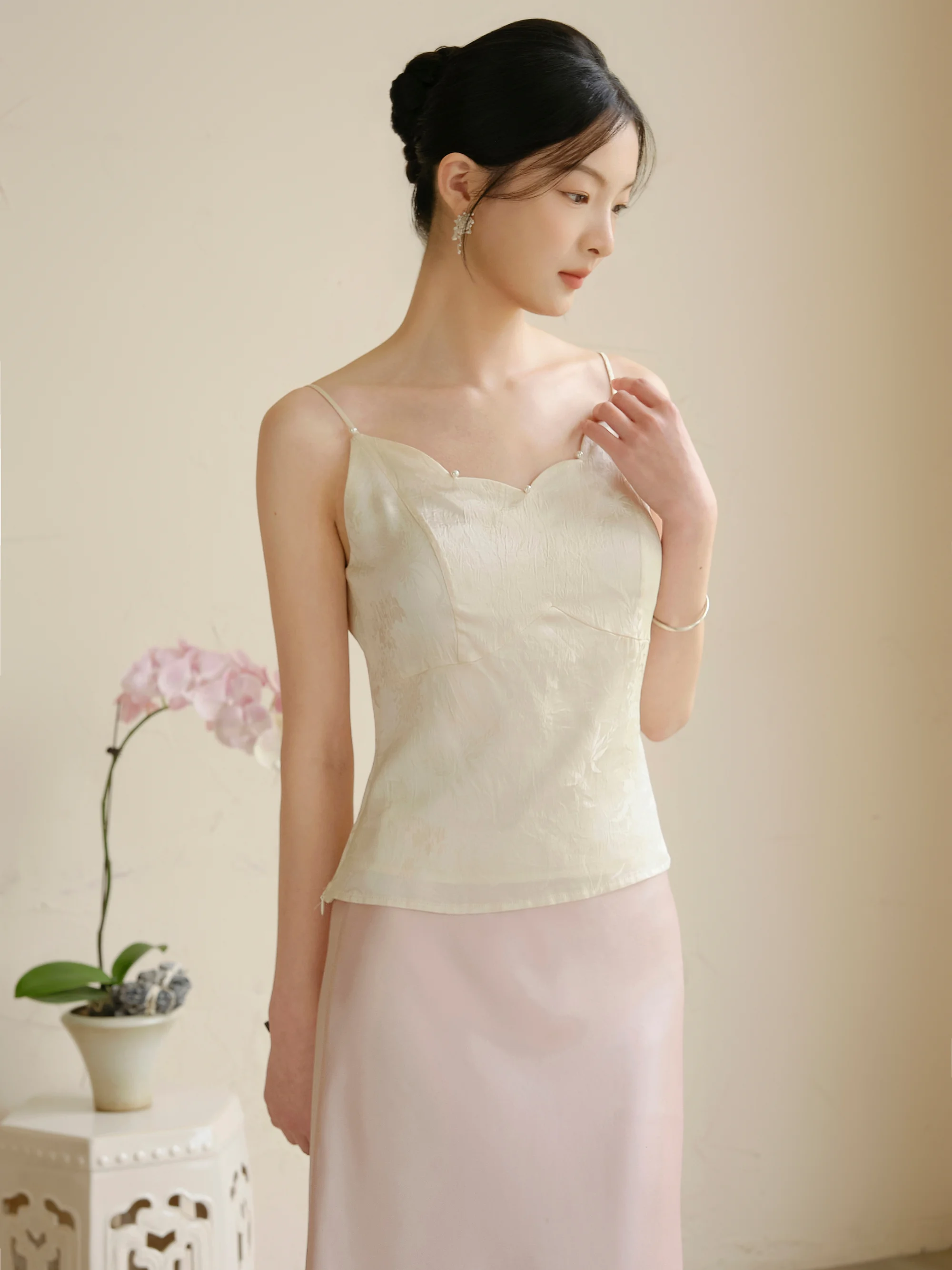 Slimming Silk Camisole Vest Women's Casual Style Summer New Arrival Vest Top V-Neck Sleeveless Regular Fit Chinese Brand
Slimming Silk Camisole Vest Women's Casual Style Summer New Arrival Vest Top V-Neck Sleeveless Regular Fit Chinese Brand
