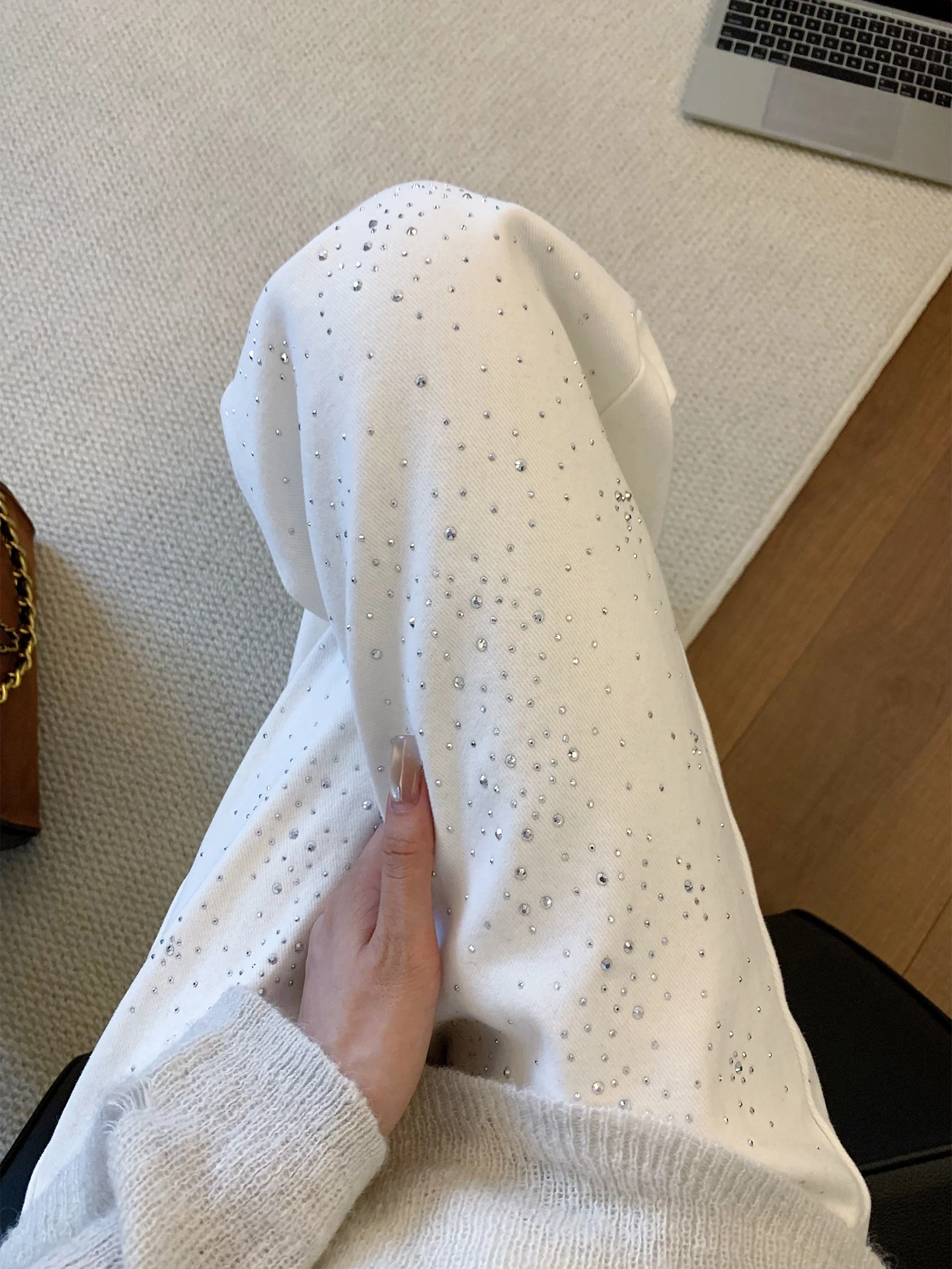 American Retro White Rhinestone Wide Leg Jeans Women Loose Slim High Waist Versatile Draping Floor-Length Pants
American Retro White Rhinestone Wide Leg Jeans Women Loose Slim High Waist Versatile Draping Floor-Length Pants