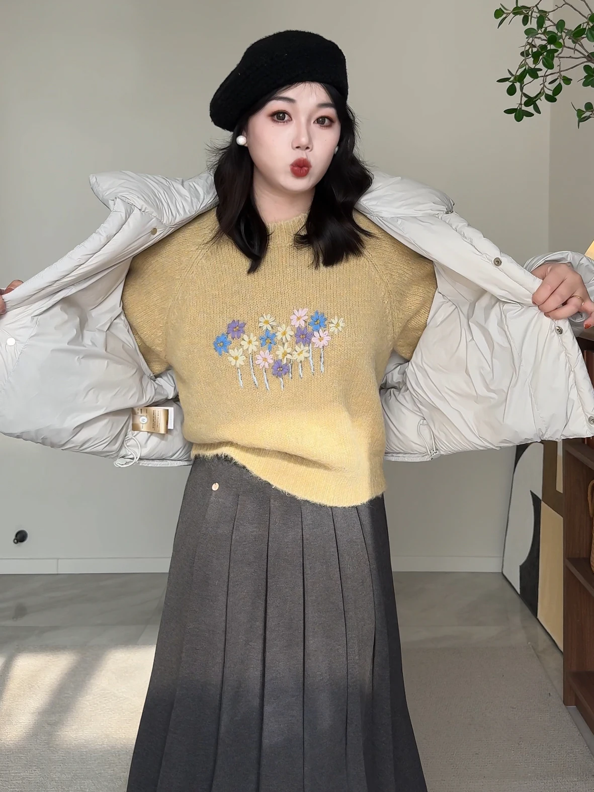 Корейский шерстяной свитер ручной работы для женщин: мягкий, уютный, вязаный, с длинными рукавами, круглым вырезом и цветочной вышивкой.
Корейский шерстяной свитер ручной работы для женщин: мягкий, уютный, вязаный, с длинными рукавами, круглым вырезом и цветочной вышивкой.