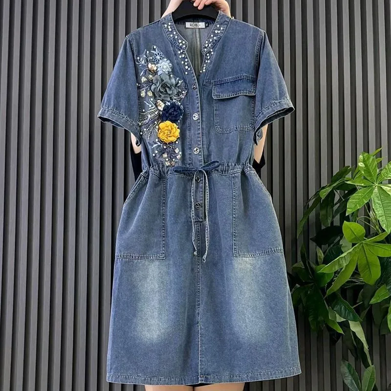 New Summer Denim Dress with Short Sleeves Cinched Waist Three-dimensional Flowers Slimming Versatile Plate-size Women's Dress
New Summer Denim Dress with Short Sleeves Cinched Waist Three-dimensional Flowers Slimming Versatile Plate-size Women's Dress