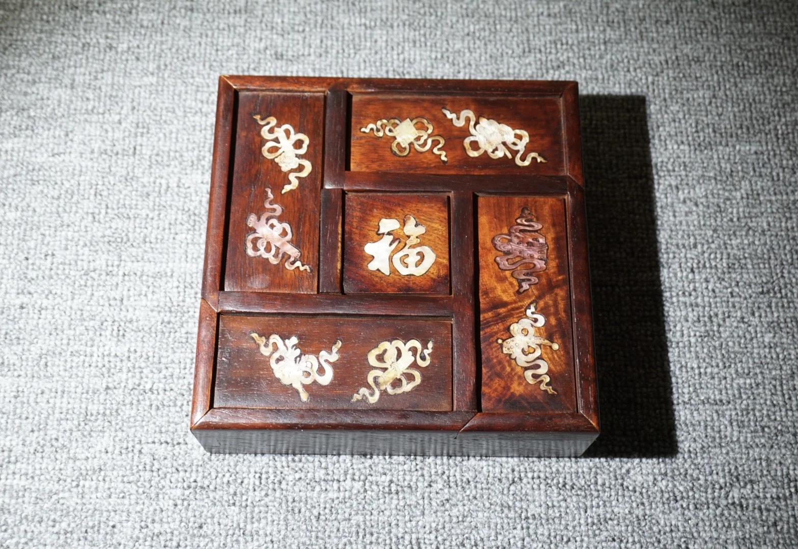 Chinese natural rosewood inlaid with shells, five-piece auspicious cloud pattern jewelry box ornament, 17/17/4.8 cm
Chinese natural rosewood inlaid with shells, five-piece auspicious cloud pattern jewelry box ornament, 17/17/4.8 cm
