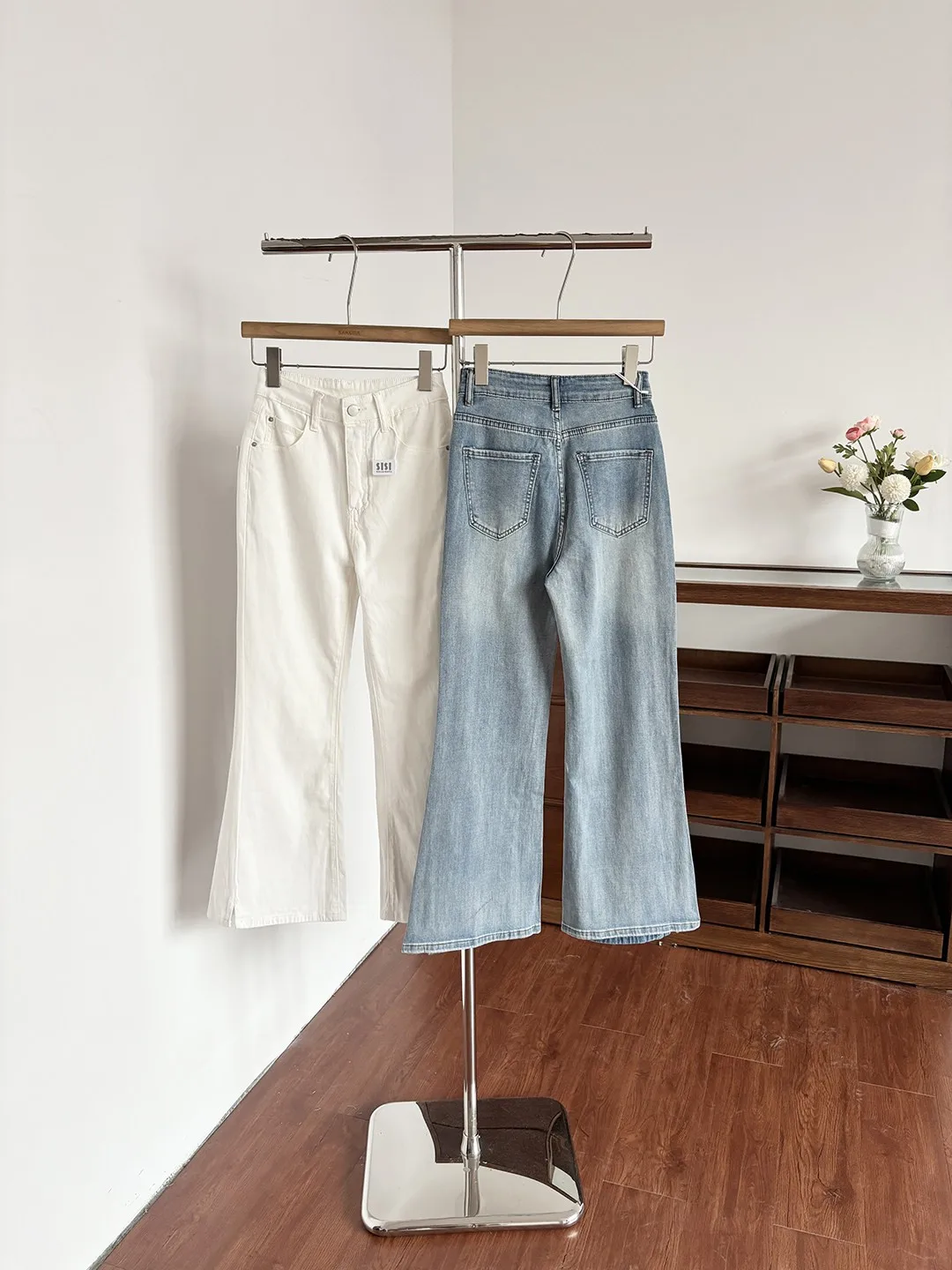 Summer 2026 High Waist Bell Bottom Jeans Women's Slimming Versatile Fitted Flared Pants Korean Style Chic Retro Fashion
Summer 2026 High Waist Bell Bottom Jeans Women's Slimming Versatile Fitted Flared Pants Korean Style Chic Retro Fashion
