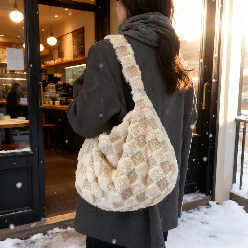 Autumn and winter 2025 Korean large capacity checkerboard tote bag women color-blocking plush casual shoulder bag
Autumn and winter 2025 Korean large capacity checkerboard tote bag women color-blocking plush casual shoulder bag