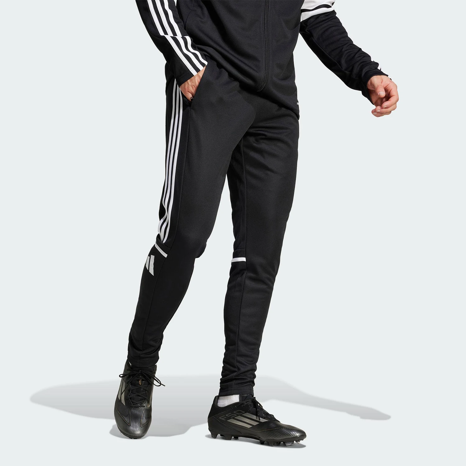 Adidas Originals SQ25 TR PNT Мужские вязаные футбольные брюки JE2782
Adidas Originals SQ25 TR PNT Мужские вязаные футбольные брюки JE2782