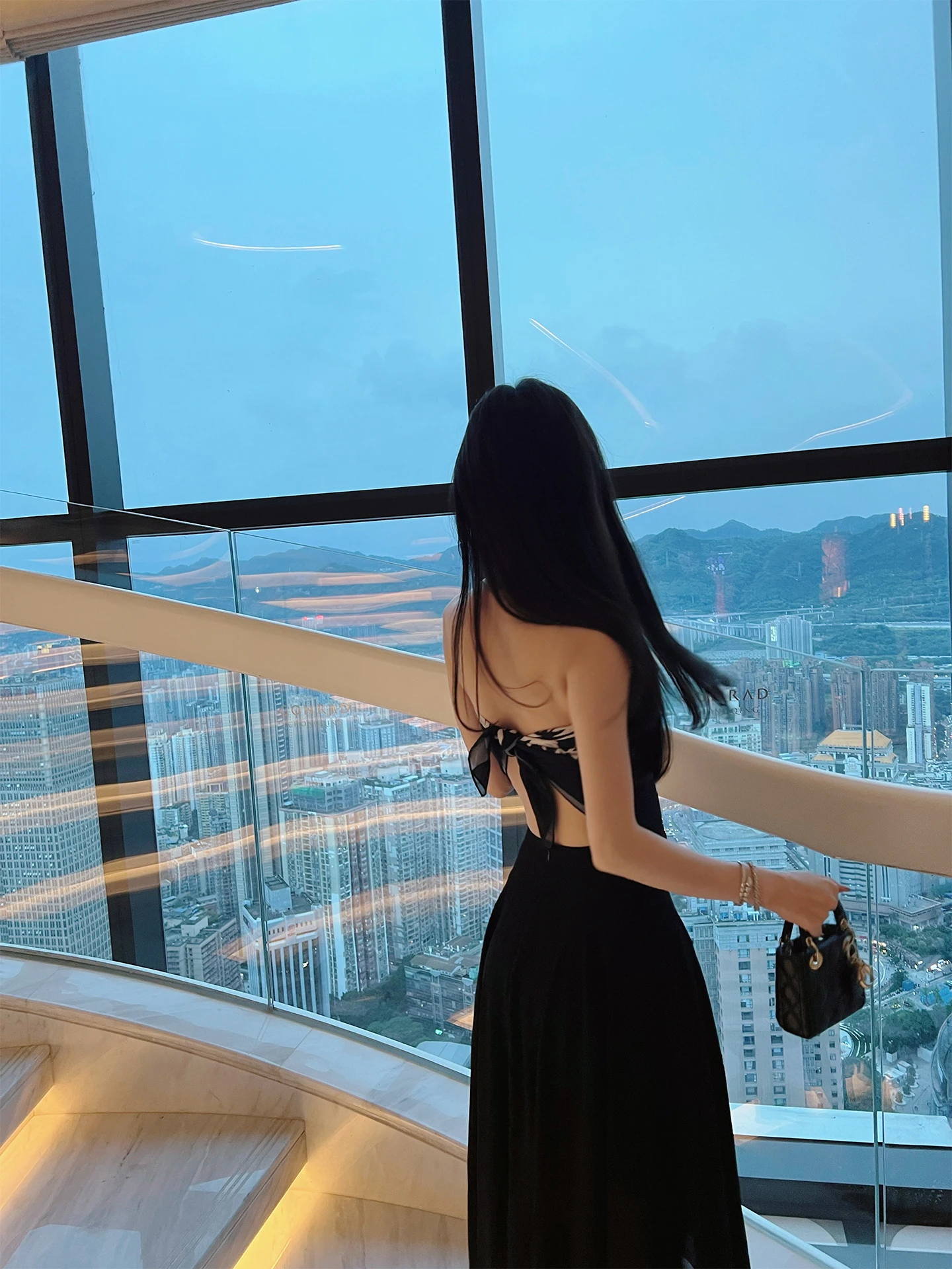 Элегантный шелковый комплект: топ и асимметричная длинная юбка из шифона, модный женский ансамбль с асимметричным подолом, лето 2025
Элегантный шелковый комплект: топ и асимметричная длинная юбка из шифона, модный женский ансамбль с асимметричным подолом, лето 2025