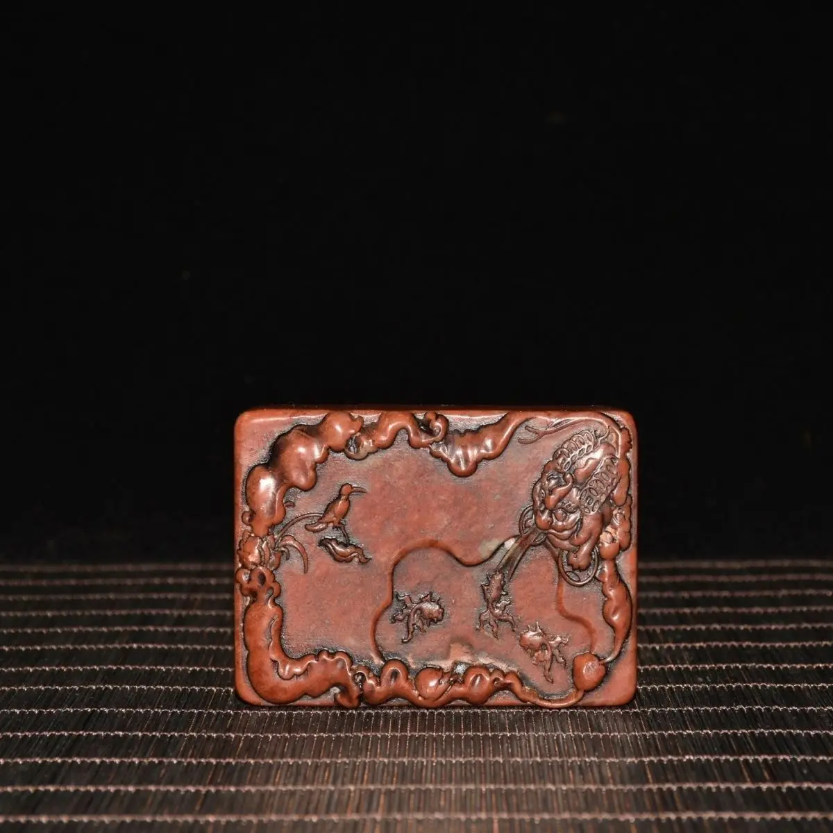 Early collection, hand-carved Shoushan stone, golden toad inkstone, 8 cm long, 6 cm wide, 2 cm thick, weighing 226 grams
Early collection, hand-carved Shoushan stone, golden toad inkstone, 8 cm long, 6 cm wide, 2 cm thick, weighing 226 grams