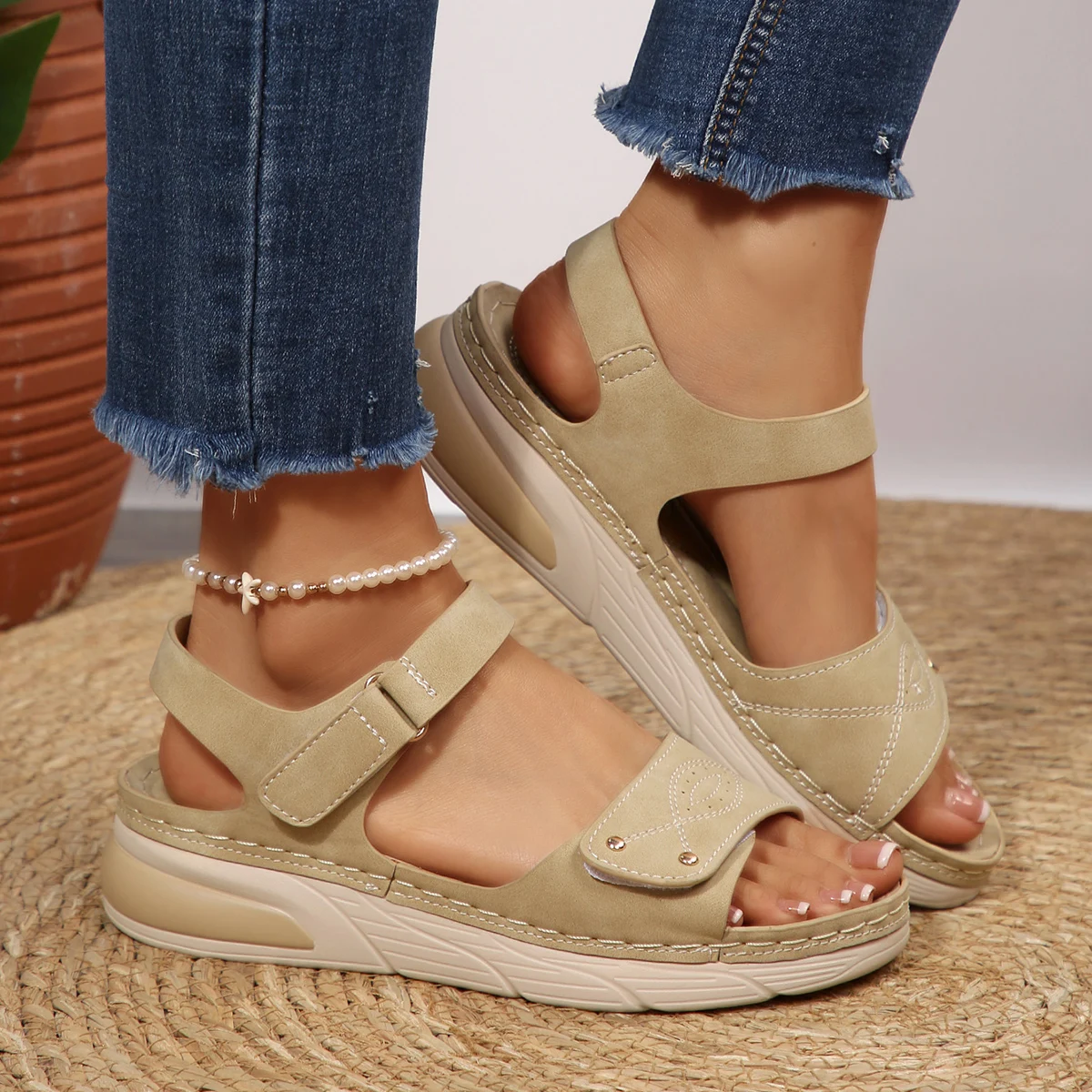Women's Large Size Casual Non-slip Comfortable Wedge Sandals 2026 Summer New Solid Color Stitching Design Open Toe Sandals
Women's Large Size Casual Non-slip Comfortable Wedge Sandals 2026 Summer New Solid Color Stitching Design Open Toe Sandals