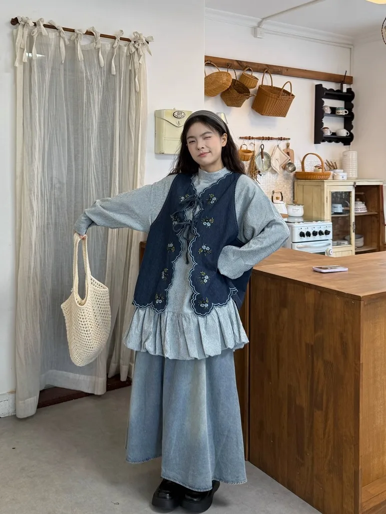 Artistic Embroidered Denim Vest And Dress Set Women's Fashionable Layering High Waist Loose Fit Long Sleeve round Neck Top
Artistic Embroidered Denim Vest And Dress Set Women's Fashionable Layering High Waist Loose Fit Long Sleeve round Neck Top