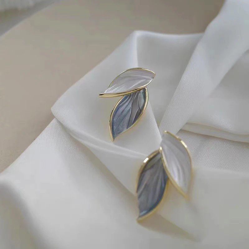 Oil-dripping Blue and White Leaves Stud Earrings for Women New Fashion Trend Simple Personality Girls Daily Wear Jewelry Gift
Oil-dripping Blue and White Leaves Stud Earrings for Women New Fashion Trend Simple Personality Girls Daily Wear Jewelry Gift