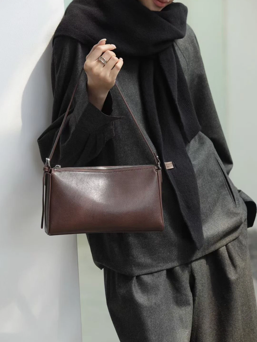 Оригинальный дизайн, женская сумка из натуральной кожи Beidou, новинка 2026 года, минималистичная, универсальная, на одно плечо, через плечо, простая, для повседневного использования.
Оригинальный дизайн, женская сумка из натуральной кожи Beidou, новинка 2026 года, минималистичная, универсальная, на одно плечо, через плечо, простая, для повседневного использования.