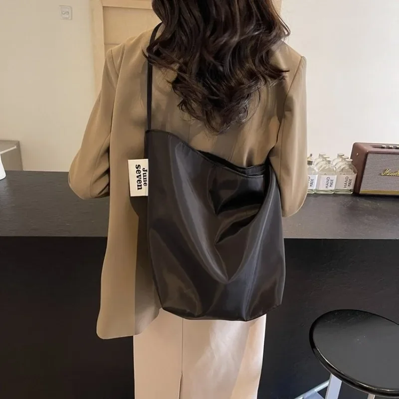 Niche Fashion Simple Shoulder Bag Tote Bag for Women 2026 New Nylon Fabric Underarm Bucket Bag Red Una Bolsa De Hombro
Niche Fashion Simple Shoulder Bag Tote Bag for Women 2026 New Nylon Fabric Underarm Bucket Bag Red Una Bolsa De Hombro