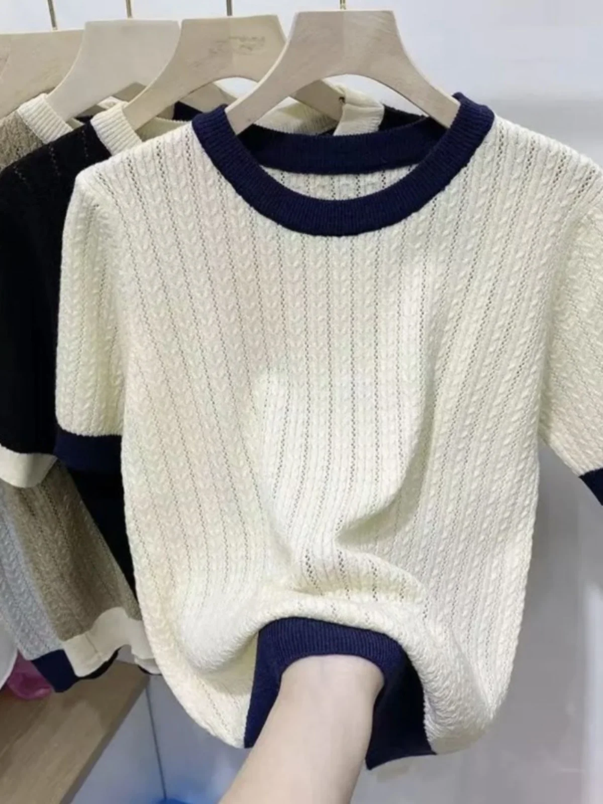 Летний мягкий вязаный свитер для женщин с коротким рукавом, уникальный дизайн, универсальный, удобный, свободного кроя, средней длины.
Летний мягкий вязаный свитер для женщин с коротким рукавом, уникальный дизайн, универсальный, удобный, свободного кроя, средней длины.