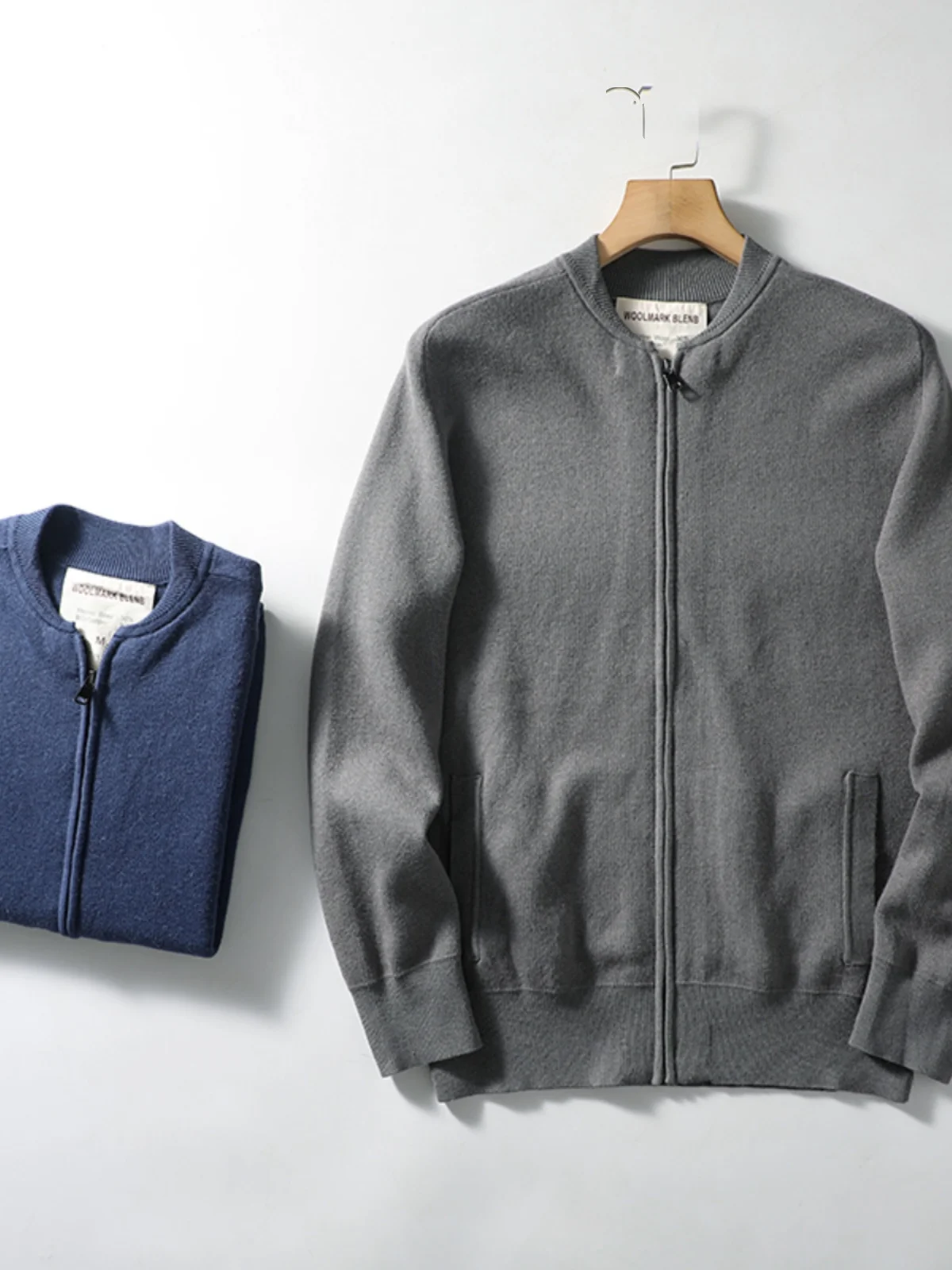 Мужской вязаный кардиган Nordic Luxury из смесовой мериносовой шерсти с воротником-бомбером, теплый, осенне-зимний, модный, городской, повседневный
Мужской вязаный кардиган Nordic Luxury из смесовой мериносовой шерсти с воротником-бомбером, теплый, осенне-зимний, модный, городской, повседневный