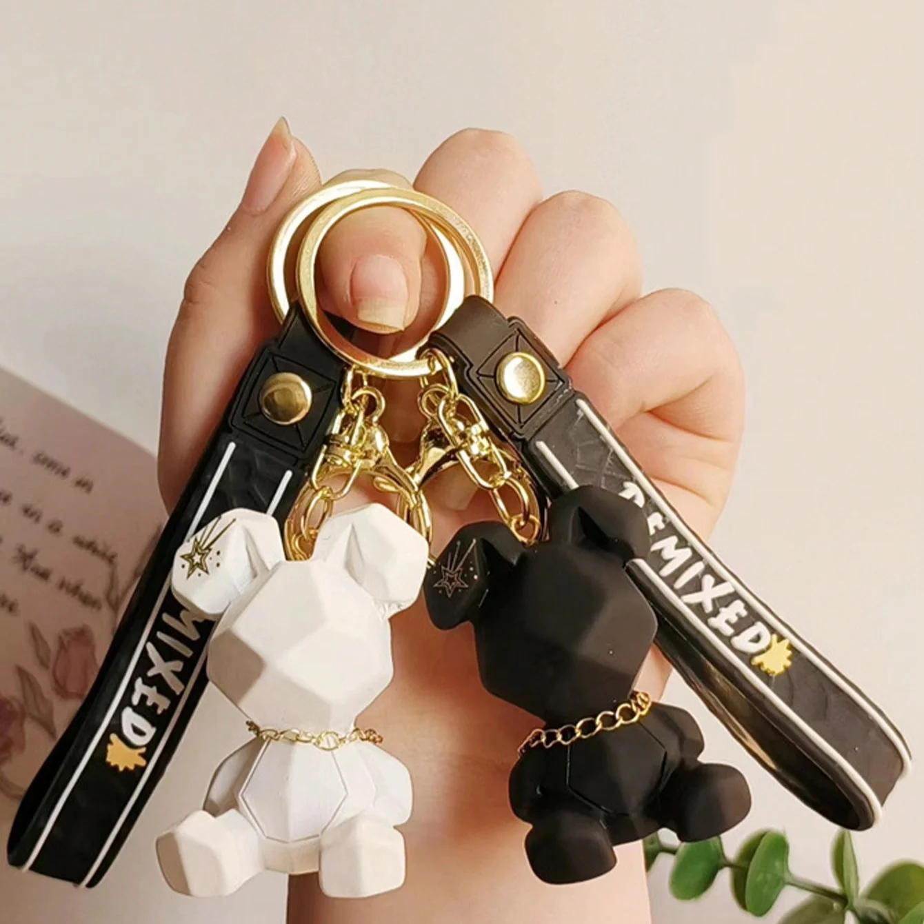 1pc Creative Geometric Rabbit Keychain With Cut Surface Design For Car Keys, Bags, Purses
1pc Creative Geometric Rabbit Keychain With Cut Surface Design For Car Keys, Bags, Purses