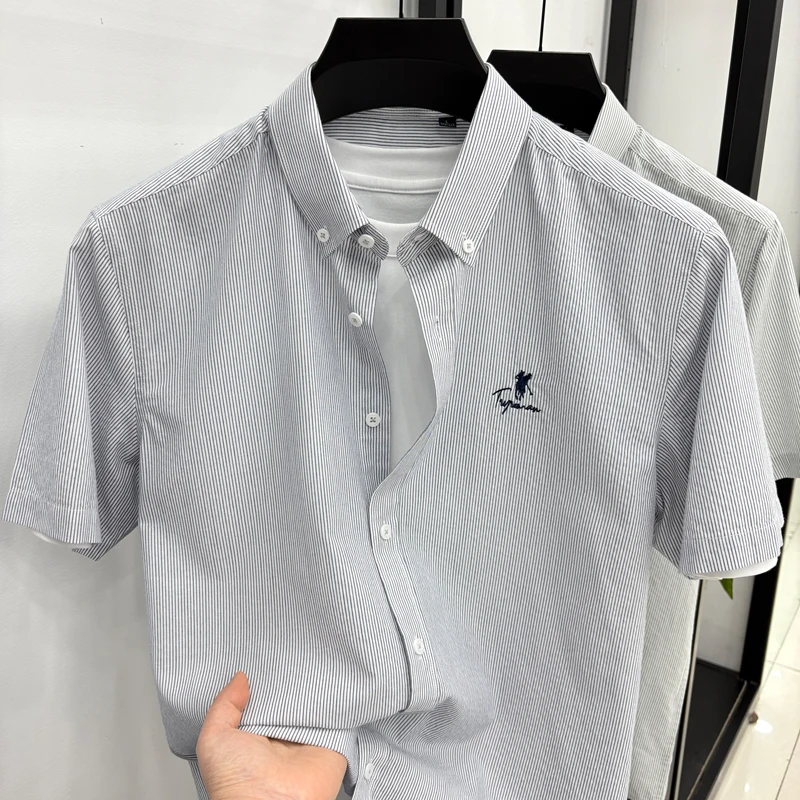 Advanced Embroidery Shirt Men's Short Sleeved 2026 New Vertical Striped Shirt Men's Half Sleeved Trendy Shirt
Advanced Embroidery Shirt Men's Short Sleeved 2026 New Vertical Striped Shirt Men's Half Sleeved Trendy Shirt