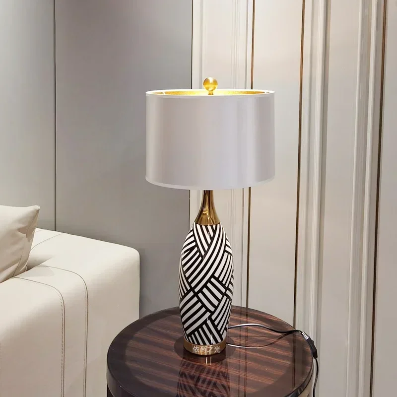 Американский креативный дизайн в полоску, керамика, светодиодный настольный светильник, абажур из белой ткани, гостиная, спальня, ресторан, прикроватная настольная лампа
Американский креативный дизайн в полоску, керамика, светодиодный настольный светильник, абажур из белой ткани, гостиная, спальня, ресторан, прикроватная настольная лампа