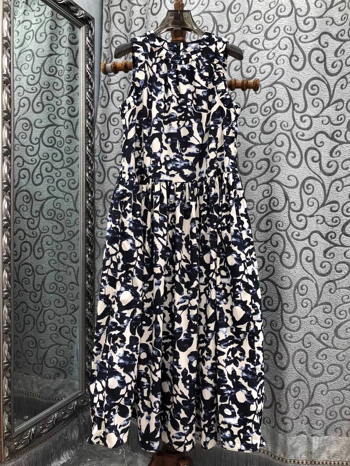 100%Cotton Dress 2025 Summer Fashion Designer Clothes Women Abstract PrintSexy Sleeveless Mid-Calf Vintage Retro Dress Gorgeous
100%Cotton Dress 2025 Summer Fashion Designer Clothes Women Abstract PrintSexy Sleeveless Mid-Calf Vintage Retro Dress Gorgeous
