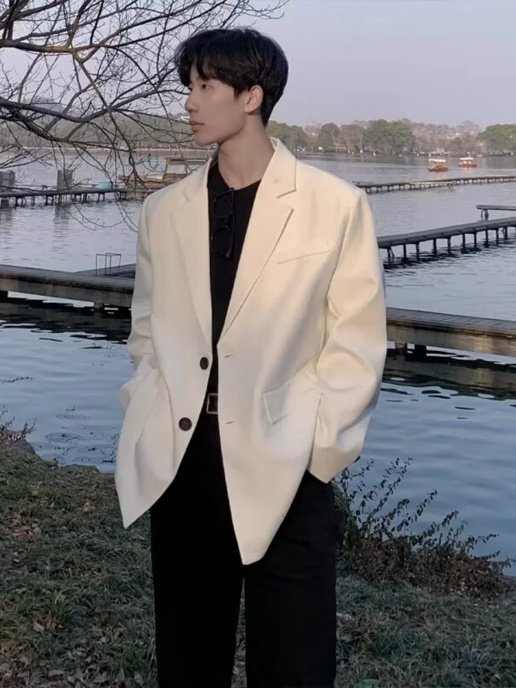 Pure White Pad oulder Men's Suit Jaet Casual Briti Sle Spring Autumn Faion Brand Button Decoration No Ironing Needed
Pure White Pad oulder Men's Suit Jaet Casual Briti Sle Spring Autumn Faion Brand Button Decoration No Ironing Needed