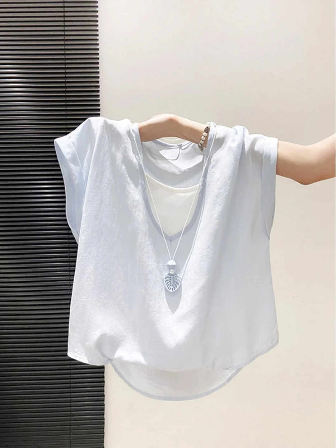 Korean Style V-Neck Short Sleeve Shirt Women's Summer New Thin Breathable Slimming Top Comfortable Cotton Blend Casual Wear
Korean Style V-Neck Short Sleeve Shirt Women's Summer New Thin Breathable Slimming Top Comfortable Cotton Blend Casual Wear