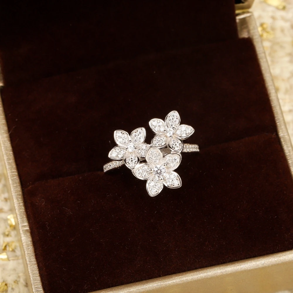 Flowers Bloom Three-Flower Ring S925 Pure Silver Zircon Inlaid Beautiful Exquisite High-Quality Jewelry
Flowers Bloom Three-Flower Ring S925 Pure Silver Zircon Inlaid Beautiful Exquisite High-Quality Jewelry