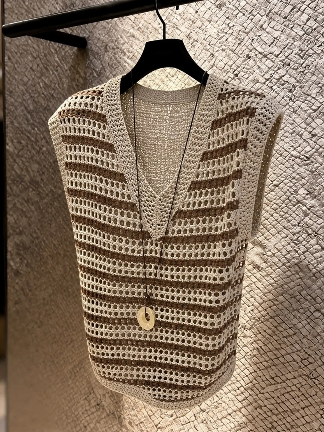 Retro Contrast Color Stripe V-Neck Ice Silk Knitted Vest Soft And Delicate Summer Top for Women Loose Fit Knitwear
Retro Contrast Color Stripe V-Neck Ice Silk Knitted Vest Soft And Delicate Summer Top for Women Loose Fit Knitwear