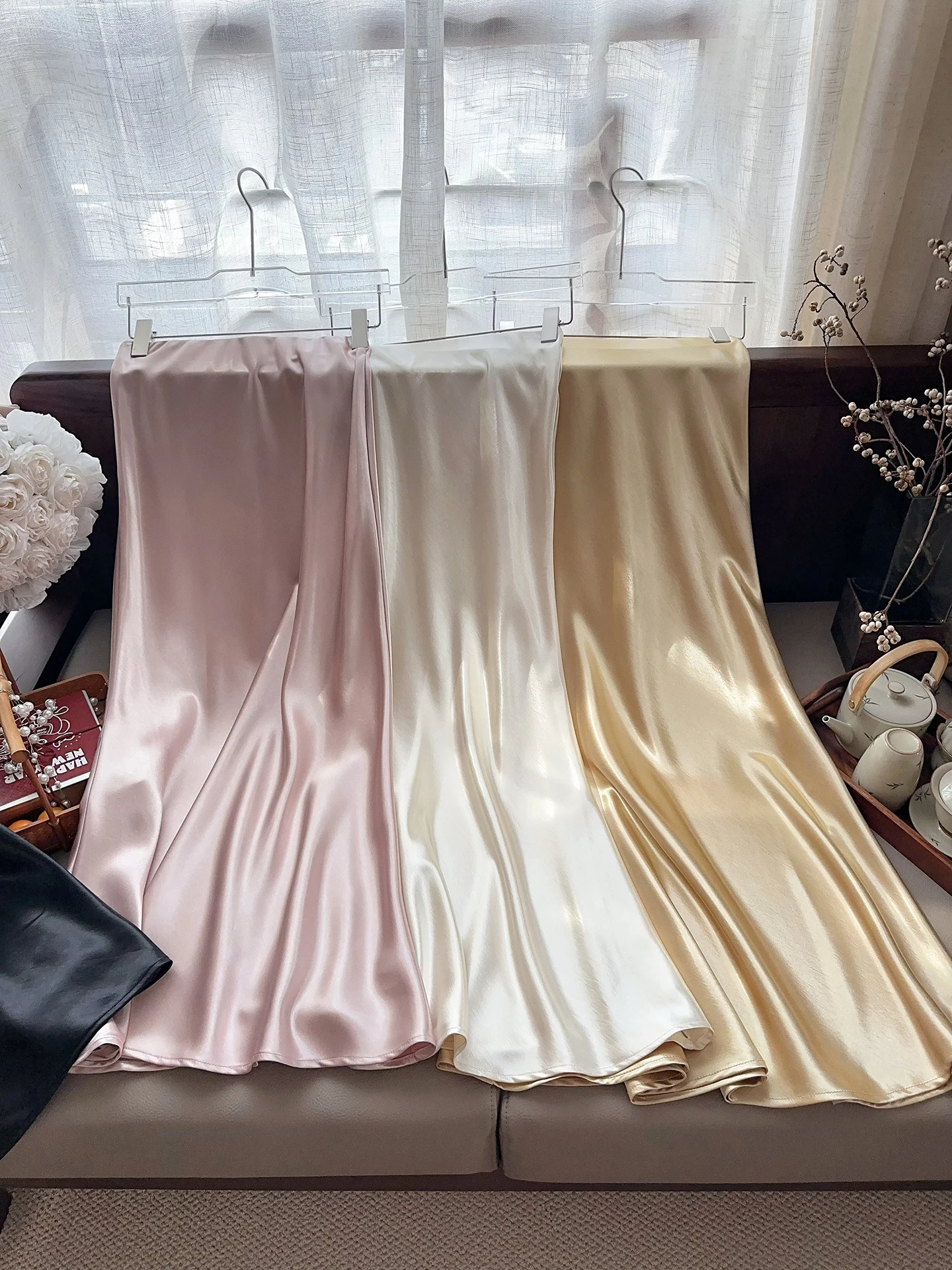 Женская атласная юбка миди с эластичным поясом, универсальная, для повседневной носки, новая модель весна 2026
Женская атласная юбка миди с эластичным поясом, универсальная, для повседневной носки, новая модель весна 2026