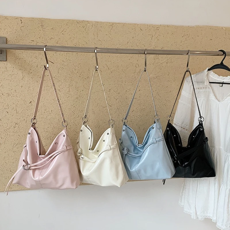 New Women's Shoulder Bag Fashionable High Quality Commuter Storage Bag Solid Color Versatile Large Capacity Handheld Tote Bag
New Women's Shoulder Bag Fashionable High Quality Commuter Storage Bag Solid Color Versatile Large Capacity Handheld Tote Bag