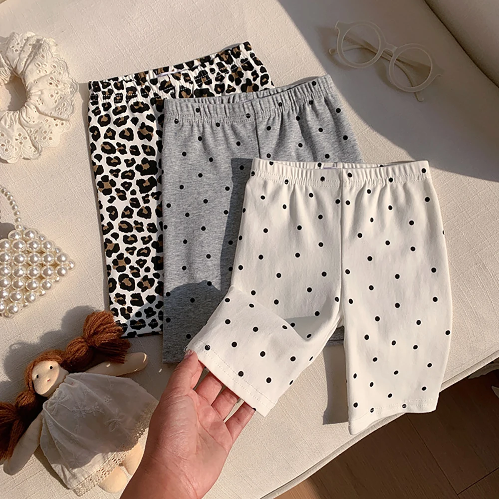 Летние леггинсы для девочек до колен с милым леопардовым принтом и принтом в горошек, новинка 2026 года, повседневные эластичные брюки с резинкой на талии
Летние леггинсы для девочек до колен с милым леопардовым принтом и принтом в горошек, новинка 2026 года, повседневные эластичные брюки с резинкой на талии