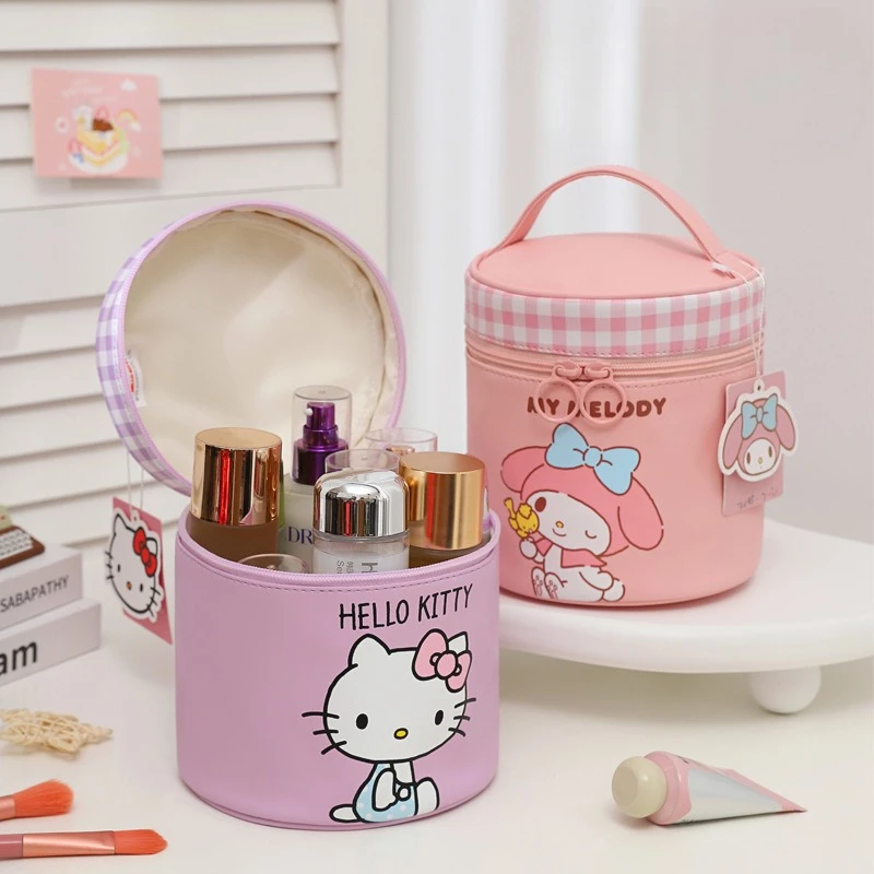 2026 New Sanrio MultiFunctional Makeup Bag Hello Kitty Waterproof Cylinder Storage Bag Cartoon Melody Kuromi Handheld Toilet Bag
2026 New Sanrio MultiFunctional Makeup Bag Hello Kitty Waterproof Cylinder Storage Bag Cartoon Melody Kuromi Handheld Toilet Bag
