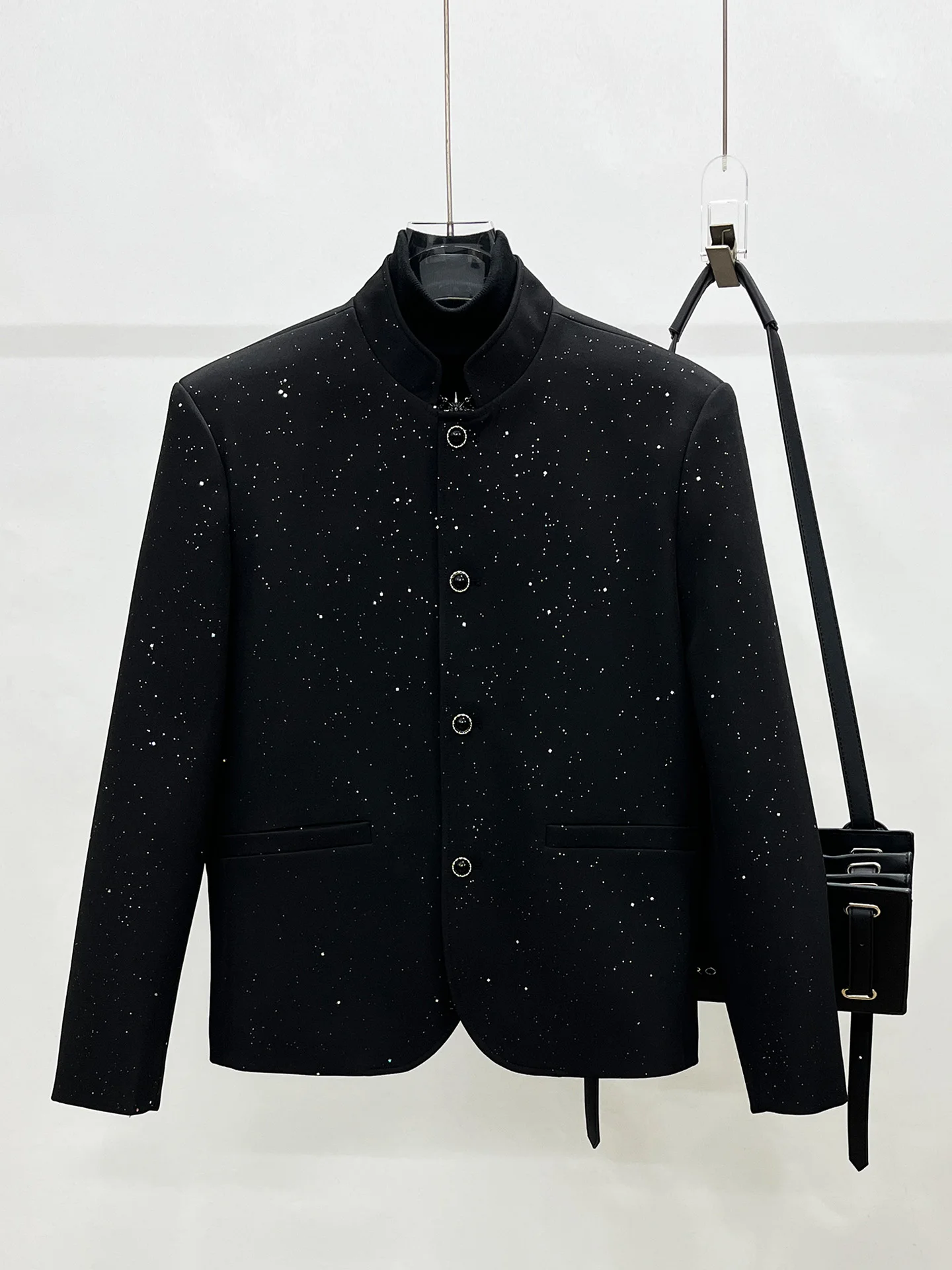 New Chinese Style Men's Suit Jacket Shoulder Pads Stand Collar Black Loose Fit Trendy Windproof Long Sleeve Button Closure
New Chinese Style Men's Suit Jacket Shoulder Pads Stand Collar Black Loose Fit Trendy Windproof Long Sleeve Button Closure