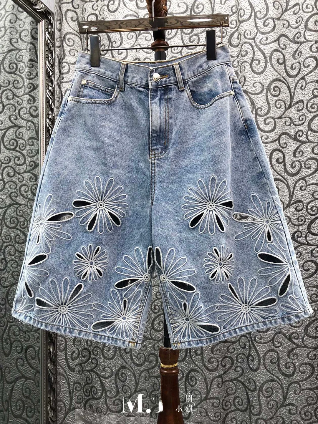 Milan Small Town Loose Wide Leg Mid-Calf Jeans Hollow Embroidery High Waist Loose Fit Daisy Patterned Mid-Rise Denim Pants
Milan Small Town Loose Wide Leg Mid-Calf Jeans Hollow Embroidery High Waist Loose Fit Daisy Patterned Mid-Rise Denim Pants
