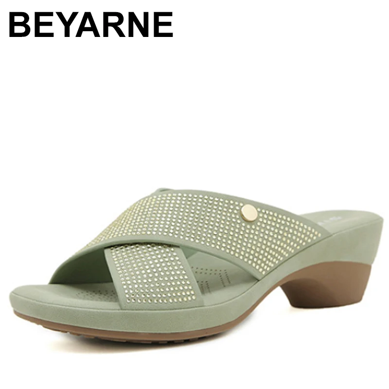 Женские повседневные нескользящие мягкие легкие удобные тапочки из искусственной кожи с блестящими бриллиантами на танкетке, римская обувь на платформе с открытым носком
Женские повседневные нескользящие мягкие легкие удобные тапочки из искусственной кожи с блестящими бриллиантами на танкетке, римская обувь на платформе с открытым носком