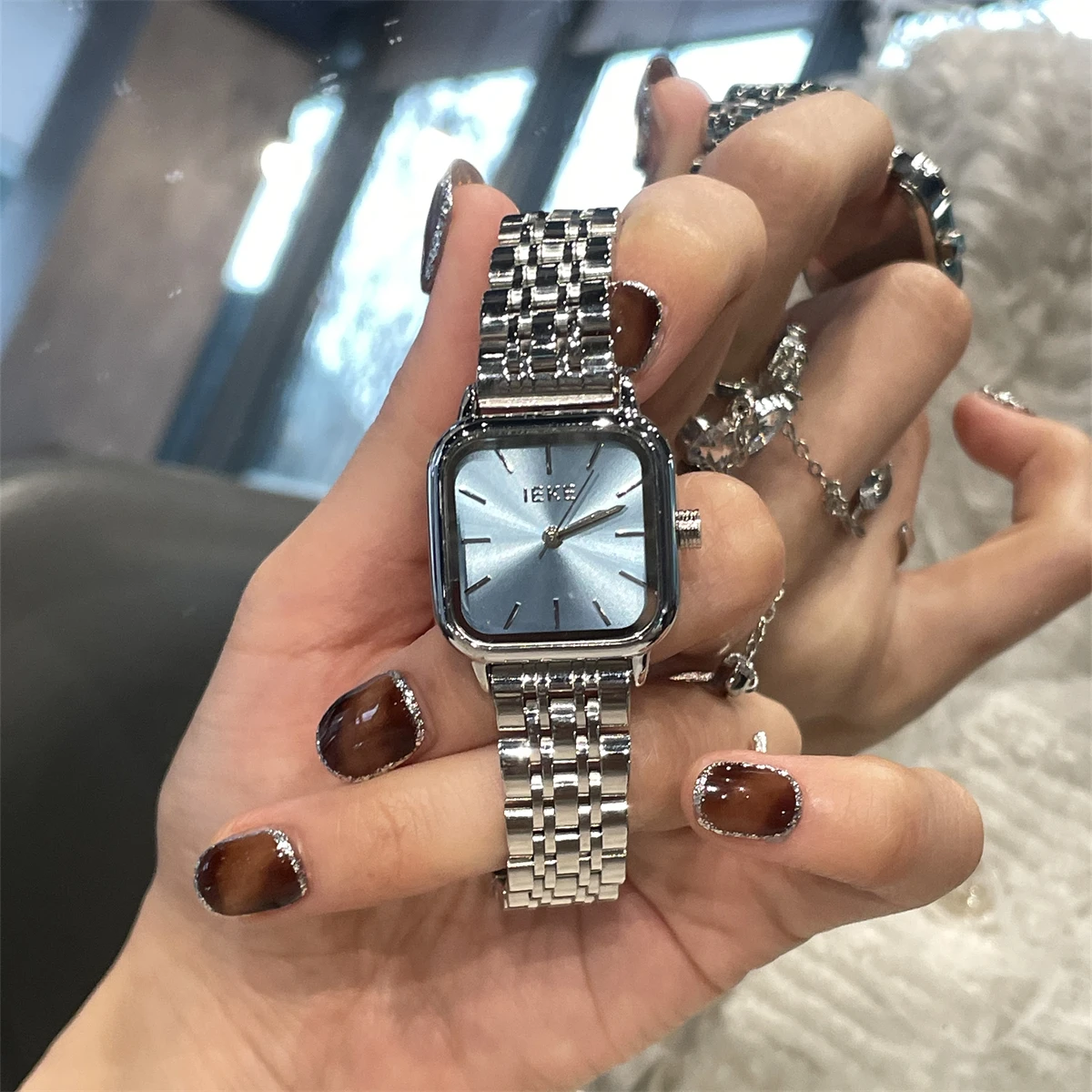 Light luxury high-end watch for women, high-value quartz watch for women in the workplace
Light luxury high-end watch for women, high-value quartz watch for women in the workplace