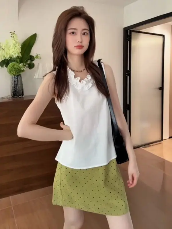 Elegant White Sleeveless Loose Fit Thin Shirt for Women Summer 2026 Design Sense Wooden Detail Slimming Versatile Top
Elegant White Sleeveless Loose Fit Thin Shirt for Women Summer 2026 Design Sense Wooden Detail Slimming Versatile Top
