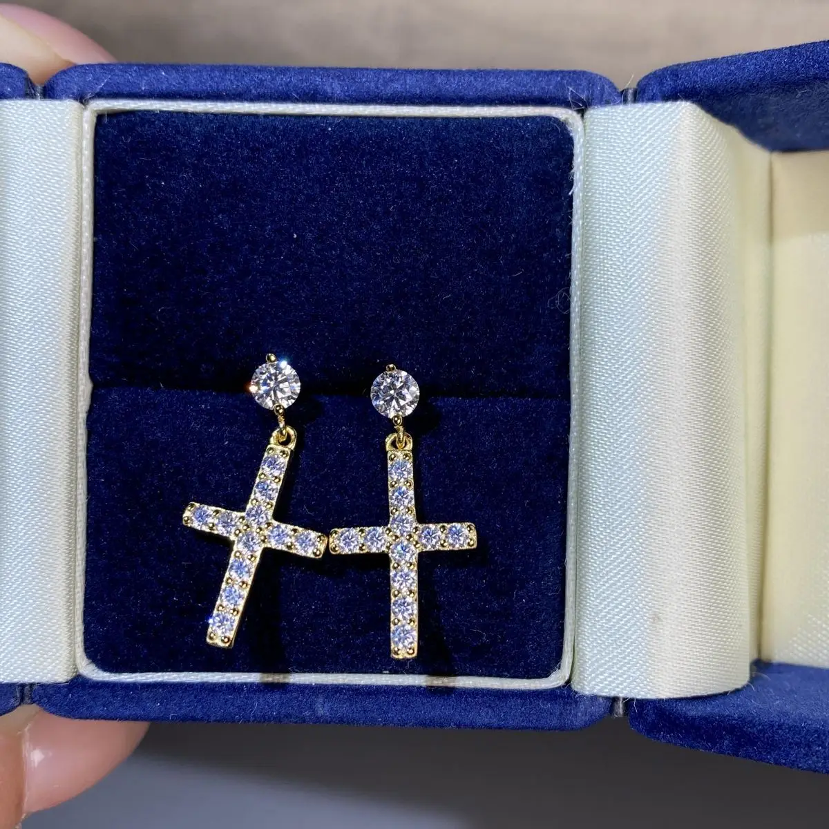 Amazon -border Bestseller 925 Sterling Silver Moissanite Earrings, Unisex , D-color Moissanite
Amazon -border Bestseller 925 Sterling Silver Moissanite Earrings, Unisex , D-color Moissanite