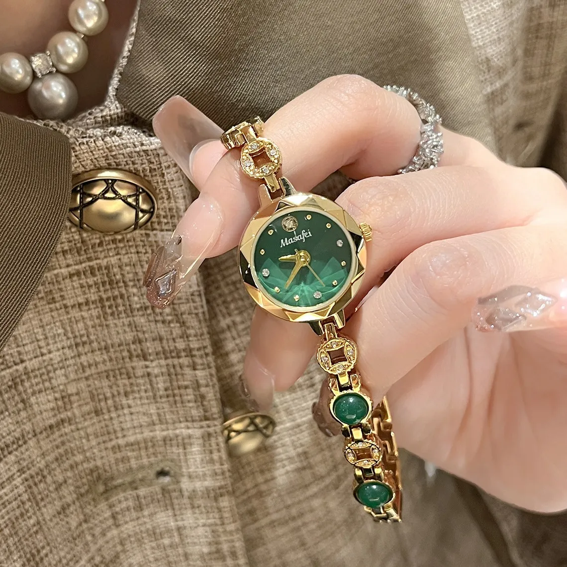 Round alloy case classic dial leaf-shaped diamond-encrusted fashionable bracelet elegant ladies quartz watch
Round alloy case classic dial leaf-shaped diamond-encrusted fashionable bracelet elegant ladies quartz watch