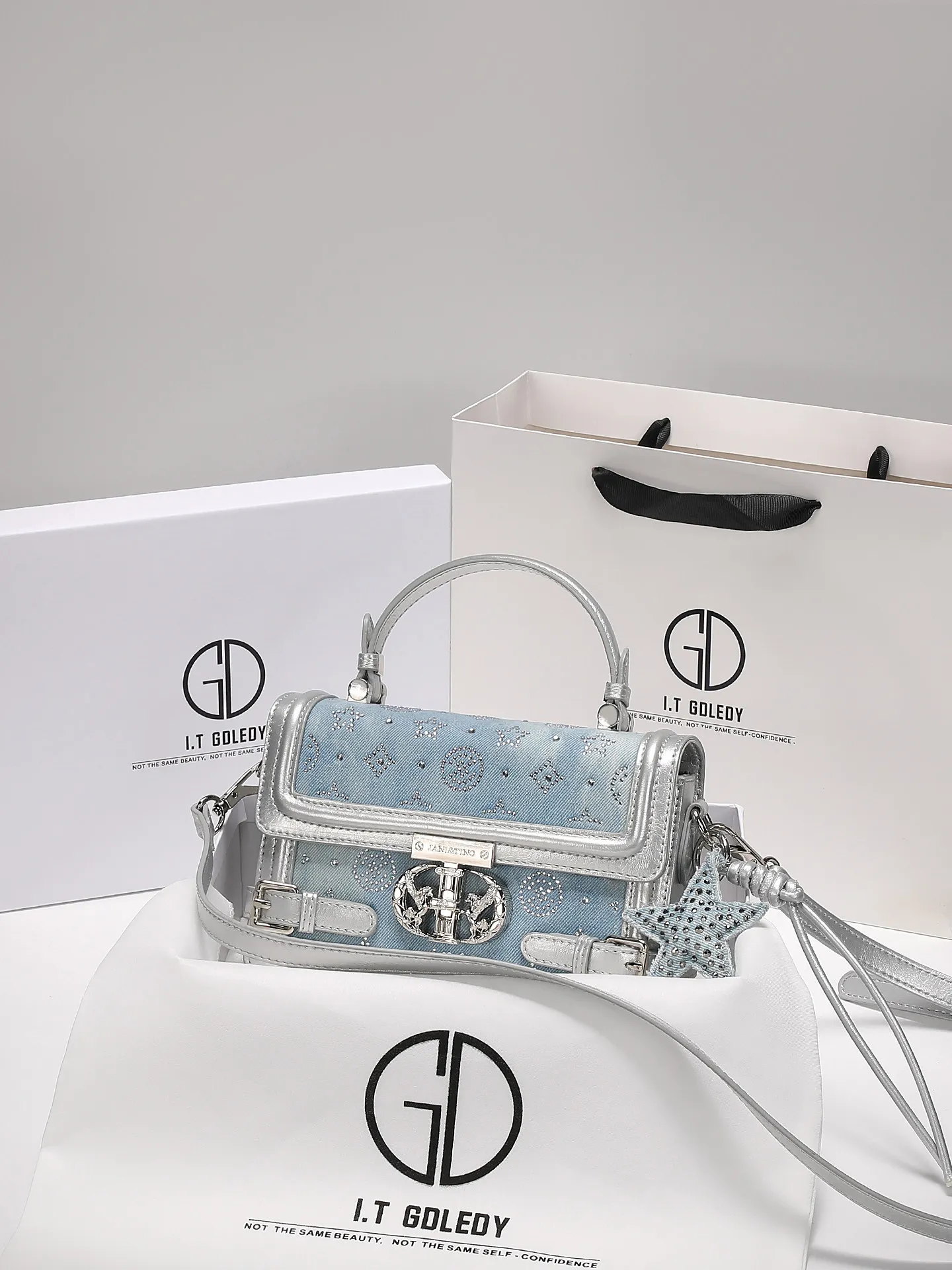 Luxury and Fashion Handheld Square Bag with High Quality Metal and Exquisite Diamond Decoration Women's Versatile Crossbody Bag
Luxury and Fashion Handheld Square Bag with High Quality Metal and Exquisite Diamond Decoration Women's Versatile Crossbody Bag