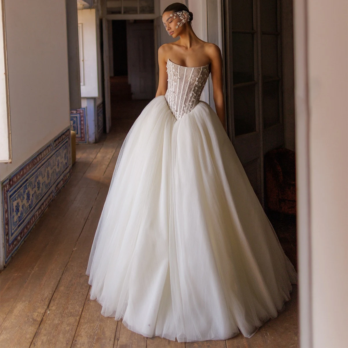 Romantic Tulle Lace Appliques Wedding Gown For Women Strapless Ball Gown Long Backless Bridal Party Gown Vestidos Novia
Romantic Tulle Lace Appliques Wedding Gown For Women Strapless Ball Gown Long Backless Bridal Party Gown Vestidos Novia